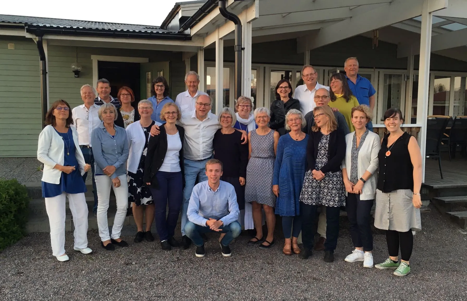 Kören samlad för gruppbild utanför Tunakolonins föreningslokal.